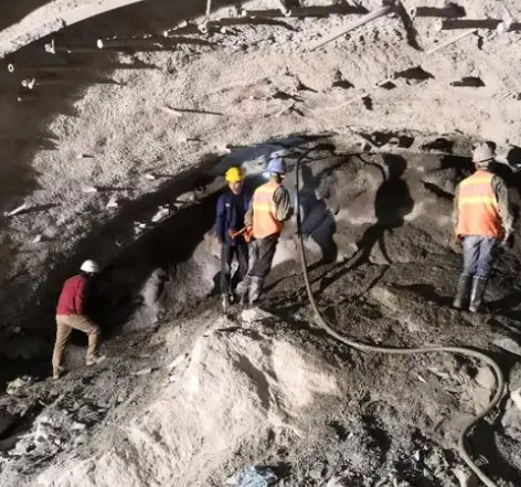 安多拱顶带模注浆料的施工流程及注意事项